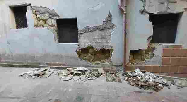  Napoli, lesioni in un palazzo a vico lungo Sant'Antonio Abate: sgomberate 11 famiglie, nessun ferito 