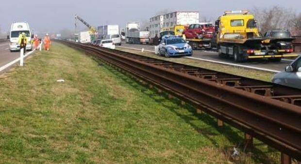 Incidente mortale sull'A22, scontro tra tre camion: autostrada chiusa tra Verona Nord e Affi, traffico in tilt