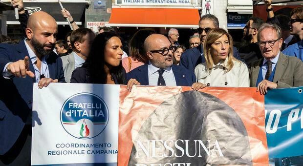  L'iniziativa a Napoli, flash mob in piazza Garibaldi contro il Burqa: «Nessuna resti nascosta» 