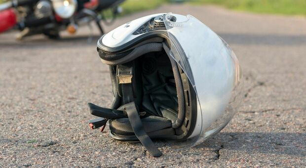  Incidente stradale a Castellammare: Emanuele muore a 16 anni nello scontro tra due scooter 