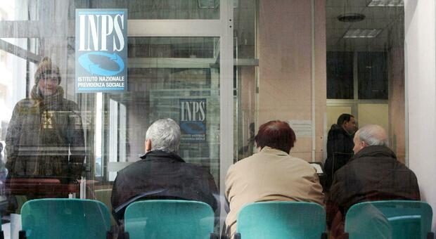 Pensioni, nuovo calcolo rivalutazione con la manovra: come cambiano gli importi e chi ci perde. Simulazioni