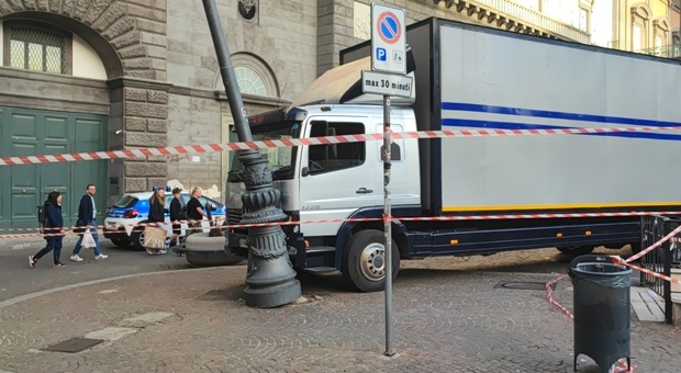  Camion si scontra contro un lampione all'esterno del Teatro San Carlo: possibile malfunzionamento dei freni 