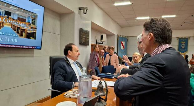  Regione Campania, catene e show: è bagarre in Consiglio. Sangiuliano dona un Monopoly a Fico 