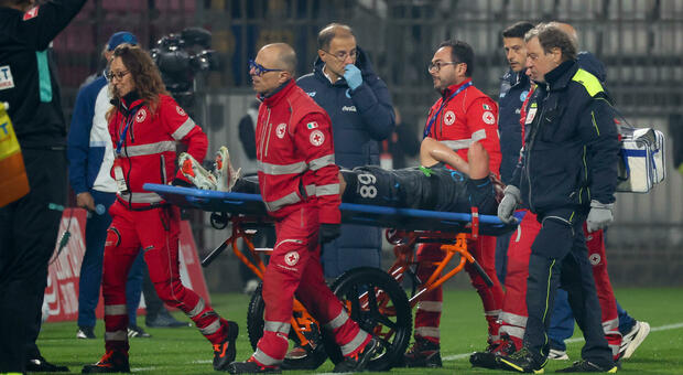  Monza-Napoli, infortunio per Lobotka. Problema alla caviglia, out in barella il centrocampista azzurro 