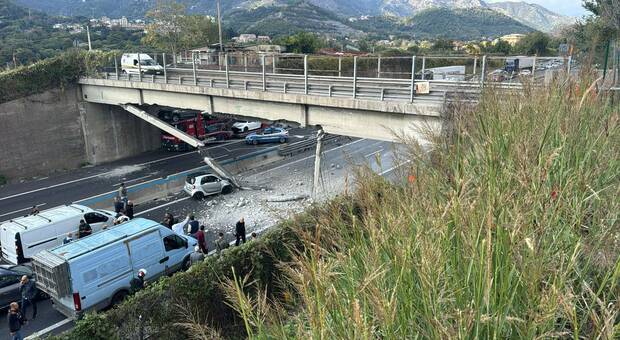  Crollano pezzi di viadotto sull?autostrada tra Salerno e Baronissi: traffico in tilt e mezzi di soccorso sul posto 