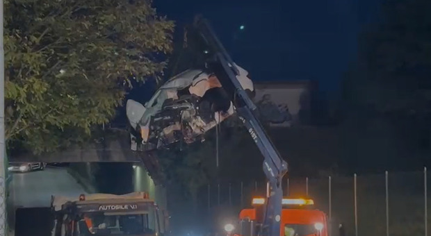 Auto si schianta contro un camion che trasporta ghiaia: morto il conducente della vettura