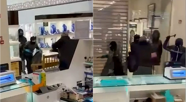  Rapinano gioielleria del centro commerciale armati di martello e picchiano carabiniere in pensione| Il video 