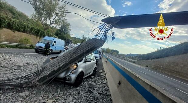  Raccordo, trave e calcinacci piovono sugli automobilisti: paura e traffico paralizzato tra Salerno e Baronissi 