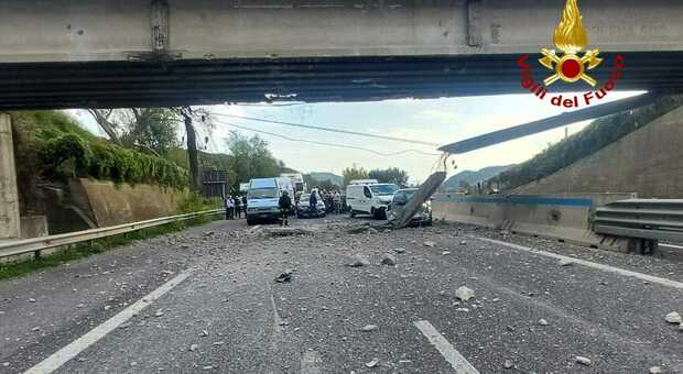  Tir con escavatore urta un cavalcavia sulla Salerno-Avellino: intervento terminato e autostrada riaperta 