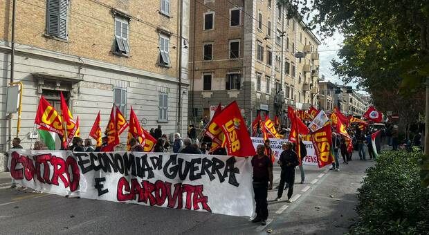 Portuali e studenti in piazza insieme contro carovita e guerra: &laquo;Il governo deve andarsene&raquo;