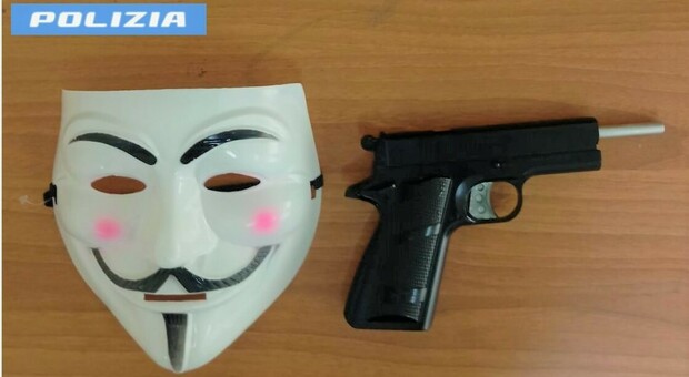 Rapina un tassista con la maschera di Anonymous e una pistola giocattolo: arrestato 28enne
