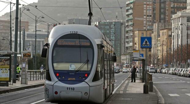  Viabilità dei tram a Napoli, si accelera sui lavori all'impianto: «Da Napoli est a Chiaia: la linea entro Natale» 