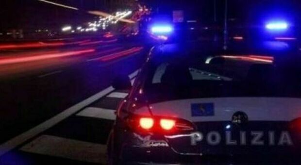 Operaio travolto in A14 da un'auto pirata: 24enne operato, caccia al conducente. Un video l'ha immortalato