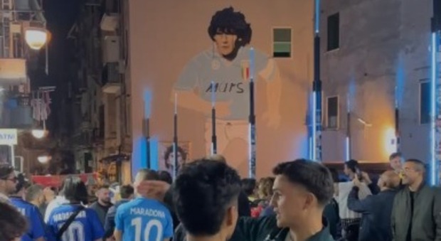  Napoli, Quartieri Spagnoli in festa per il compleanno di Maradona: l'omaggio della citta al Pibe de Oro 
