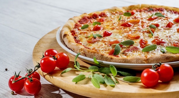  Napoli, blatte in una storica pizzeria nel quartiere Chiaia: sequestrati 180 chilogrammi di alimenti e 2 mila euro di sanzione 