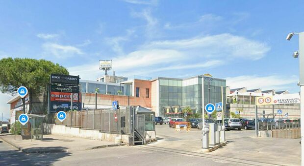 Napoli, rapinatori incappucciati e armati tra i clienti del centro commerciale: rubati cellulari e tablet