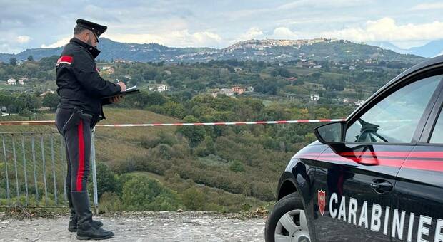  Montemiletto, auto con 5 minori a bordo sfonda la ringhiera e precipita nel vuoto: due ragazzini sono gravi 
