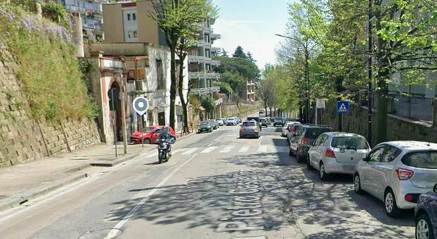  Incidente mortale a Napoli, uomo travolto da uno scooter mentre attraversa la strada in Via Pietro Castellino 