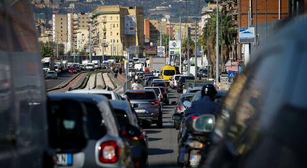 Napoli, telecamere sulle corsie preferenziali di via Marina e via Volta: al via i controlli per la mobilità 