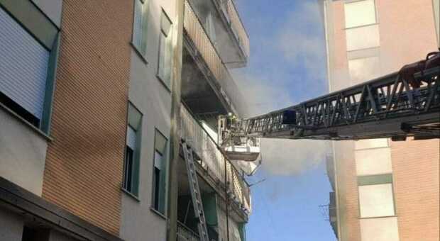 Incendio divora un appartamento, i vigili del fuoco salvano 4 persone