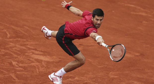 Roland Garros, Djokovic centra la sua ottava semifinale a Parigi. Domani sfida l'astro nascente Thiem