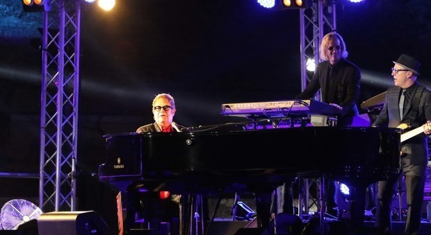 Pompei, sir Elton John conquista l'Anfiteatro: «É un onore suonare qui»