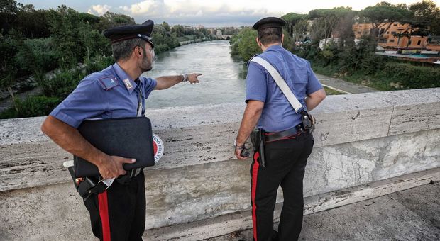 Roma, allarme a Ponte Duca D'Aosta: «C'è un coccodrillo nel Tevere». Scatta la psicosi