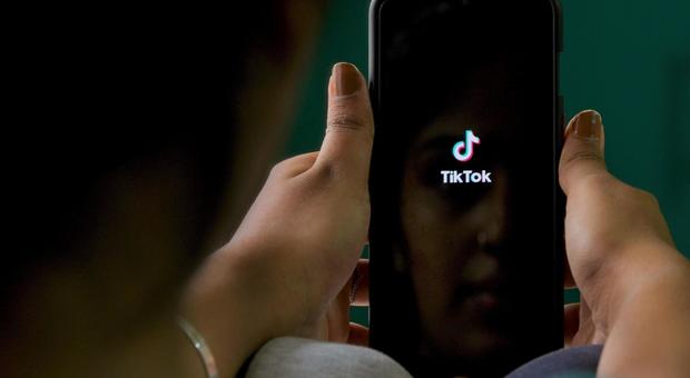 Tik Tok, gli Usa pronti a bandire l'app: «Le vostre informazioni in mano al Partito comunista cinese»