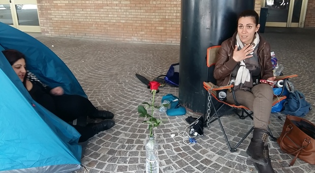 Salerno, tre giorni in catene per protesta: la solidarietà dei ricercatori