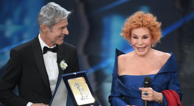 Sanremo, gaffe di Ornella Vanoni sul palco: «Che premio è questo?»