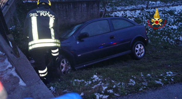 L'Opel Astra dopo la tragica uscita di strada