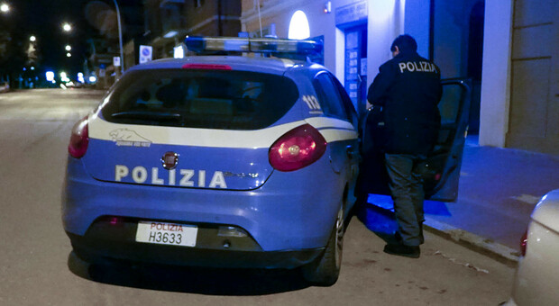 Roma, tabaccaio picchiato e rapinato in casa dalla gang di finti poliziotti: paura a Colli Aniene
