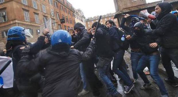Roma, scontri al corteo contro il Jobs act: uova sugli agenti, cariche della polizia