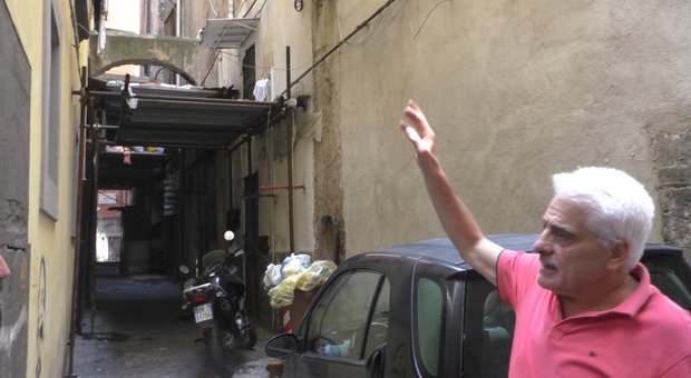 Napoli: case con vista sulla discarica in vico Scorziata, residenti costretti a tenere le finestre