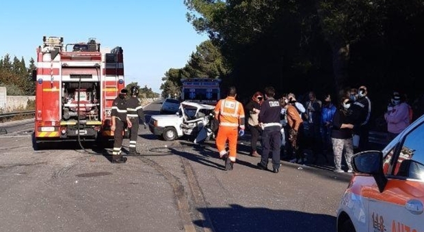 Schianto sulla Lecce - San Cataldo: i vigili del fuoco estraggono i passeggeri da una delle auto