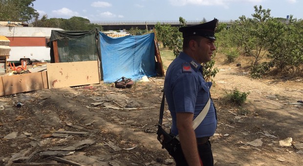 Controlli dell'Arpac nel campo rom di Giugliano: trovati amianto e auto bruciate
