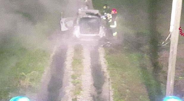 Suv Porsche distrutto in campagna: rubato e incendiato