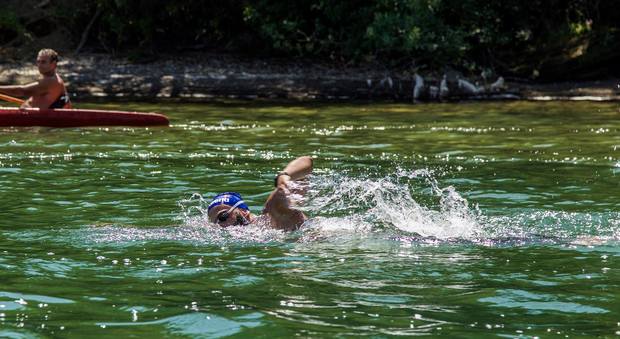 Viterbo, circumnaviga a nuoto il lago di Vico: l'impresa di un fisioterapista