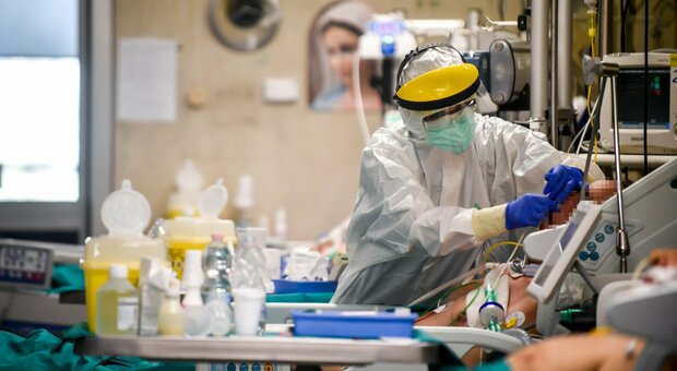 Più posti letto per i malati Covid all'ospedale ma stop agli interventi chirurgici programmati, muore una donna di 58 anni