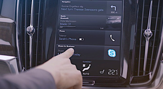 La schermata con la app di Skype for business in una Volvo della serie 90