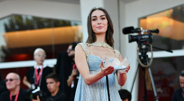 Venezia 2023, Lavinia Abate omaggia la laguna: Miss Italia indossa la prima corona del concorso sul red carpet