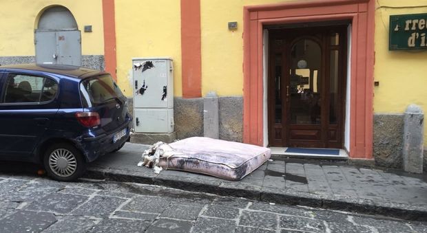 Torre del Greco sotto scacco degli incivili: materasso bruciato abbandonato in strada