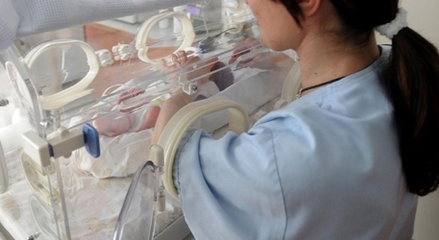 Il neonato è cardiopatico, la mamma lo abbandona: medici e infermieri lo adottano
