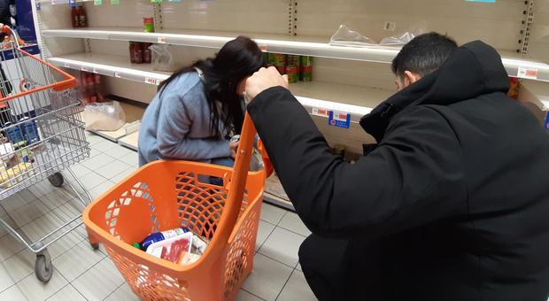 Coronavirus, è psicosi a Napoli: corsa al supermarket, svuotati tutti gli scaffali