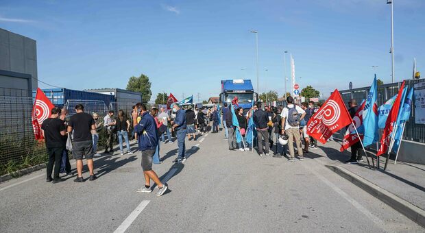 Una recente manifestazione dei lavoratori Amazon nella sede di Vigonza