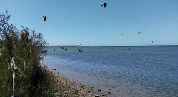 Il kite surf fa un'altra vittima: giovane muore nelle acque dello Stagnone, forse a causa del troppo vento