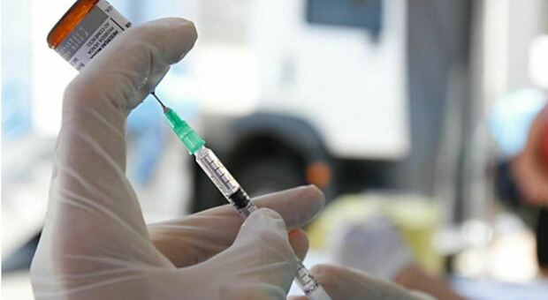 Covid in aumento nelle Marche, Saltamartini: «Raccomandiamo il vaccino ma per questa variante ci sono anche gli antivirali»