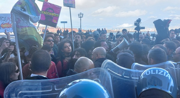 Manifestanti contro Vannacci a Napoli