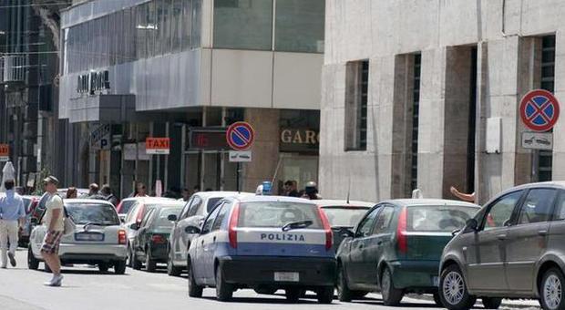 Napoli, allarme autobomba in via Medina: controlli della polizia