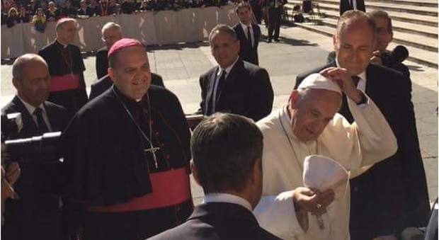 Papa Francesco indossa lo zucchetto offertogli dai fedeli di Sapri